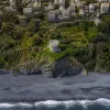 Nonza : la plage noire, la tour et le village, trois étages d'un paysage qu'on ne trouve nulle part ailleurs